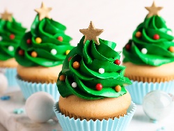 Класически ванилови мъфини с глазура елха за Коледа - снимка на рецептата